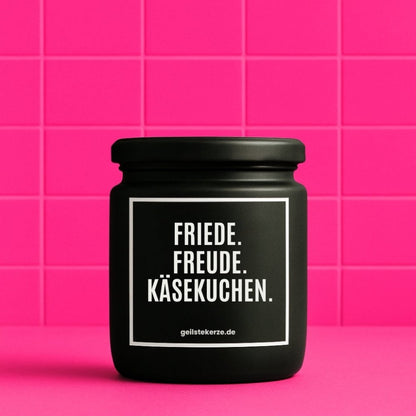 Duftkerze mit Spruch von geilstekerze ist der neue Geschenketrend. Diese witzige Kerze Vegane Bio-Kerze mit Spruch – FRIEDE. FREUDE. KÄSEKUCHEN. brennt mega lange sagenhafte 80 Stunde, hochwertige ätherische Öle schaffen beste Duftverteilung. Mit 1400 lustigen Sprüchen perfekt zum Verschenken. Handgemacht in Deutschland von geilstekerze.de -Die beste Duftkerze die du kaufen kannst.