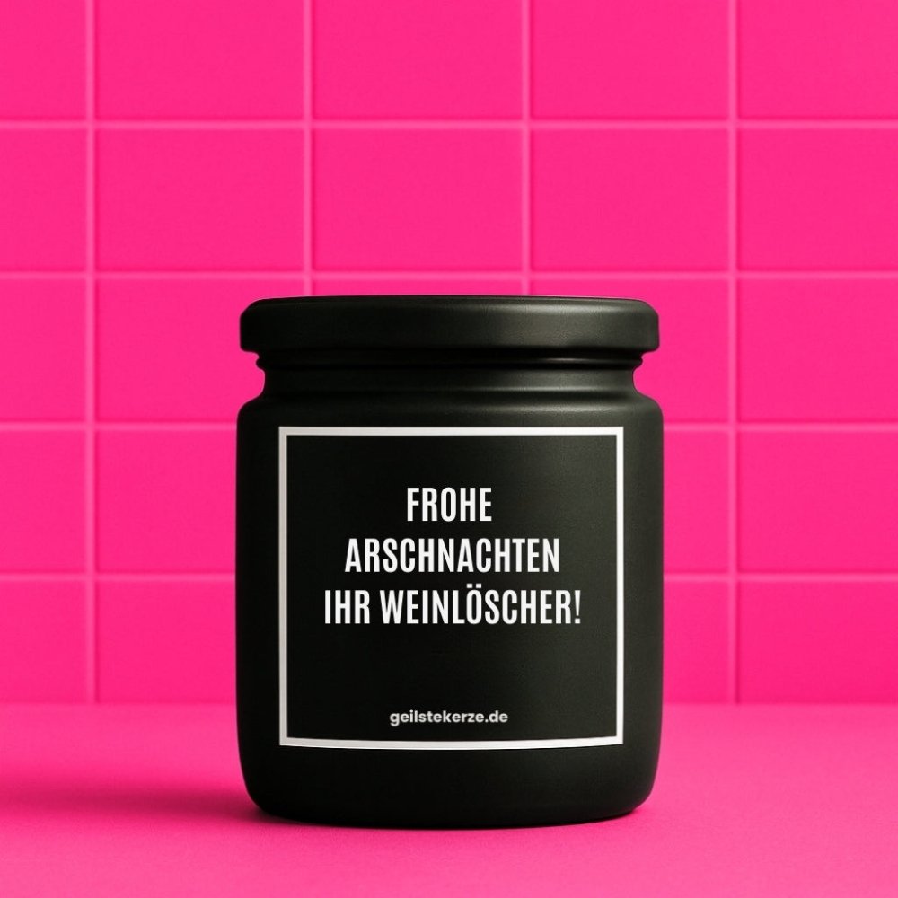 Duftkerze mit Spruch von geilstekerze ist der neue Geschenketrend. Diese witzige Kerze Vegane Bio-Kerze mit Spruch – FROHE ARSCHNACHTEN IHR WEINLÖSCHER! brennt mega lange sagenhafte 80 Stunde, hochwertige ätherische Öle schaffen beste Duftverteilung. Mit 1400 lustigen Sprüchen perfekt zum Verschenken. Handgemacht in Deutschland von geilstekerze.de -Die beste Duftkerze die du kaufen kannst.