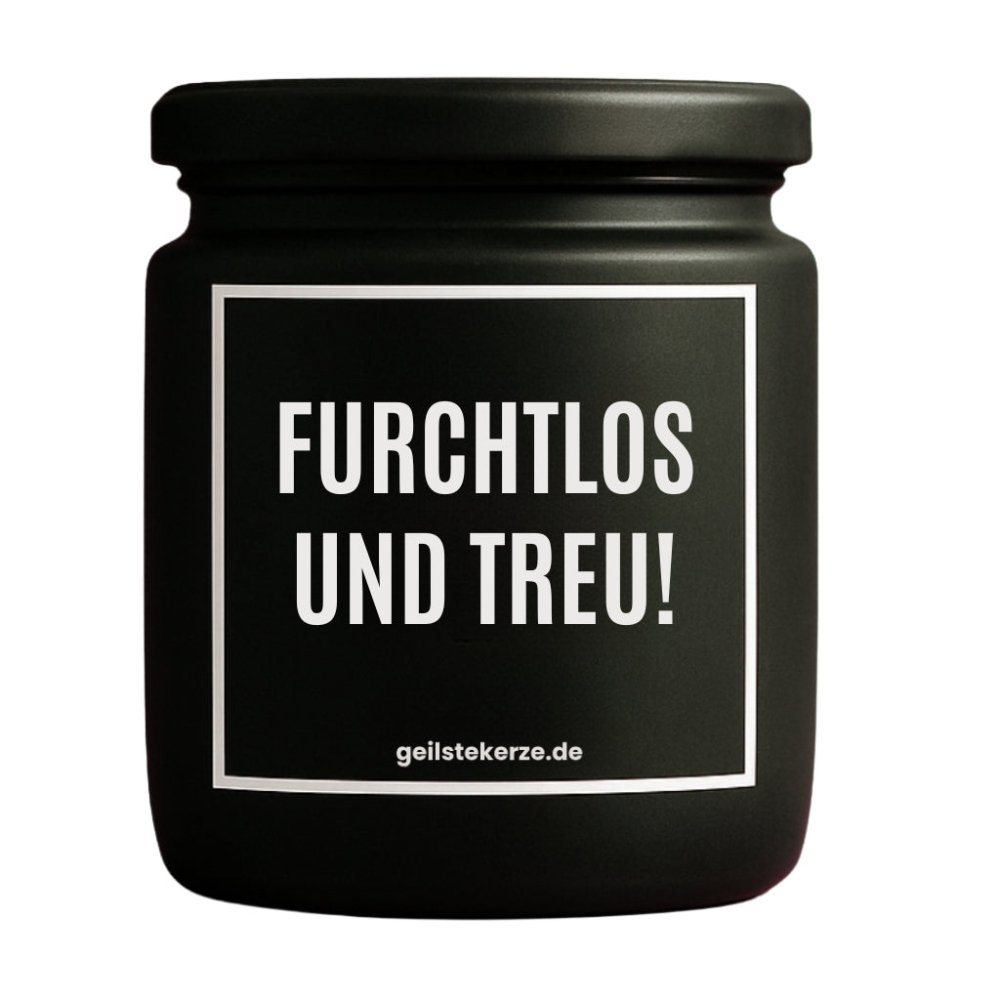 Duftkerze mit Spruch von geilstekerze ist der neue Geschenketrend. Diese witzige Kerze Vegane Bio-Kerze mit Spruch – FURCHTLOS UND TREU brennt mega lange sagenhafte 80 Stunde, hochwertige ätherische Öle schaffen beste Duftverteilung. Mit 1400 lustigen Sprüchen perfekt zum Verschenken. Handgemacht in Deutschland von geilstekerze.de -Die beste Duftkerze die du kaufen kannst.