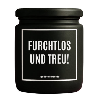 Duftkerze mit Spruch von geilstekerze ist der neue Geschenketrend. Diese witzige Kerze Vegane Bio-Kerze mit Spruch – FURCHTLOS UND TREU brennt mega lange sagenhafte 80 Stunde, hochwertige ätherische Öle schaffen beste Duftverteilung. Mit 1400 lustigen Sprüchen perfekt zum Verschenken. Handgemacht in Deutschland von geilstekerze.de -Die beste Duftkerze die du kaufen kannst.