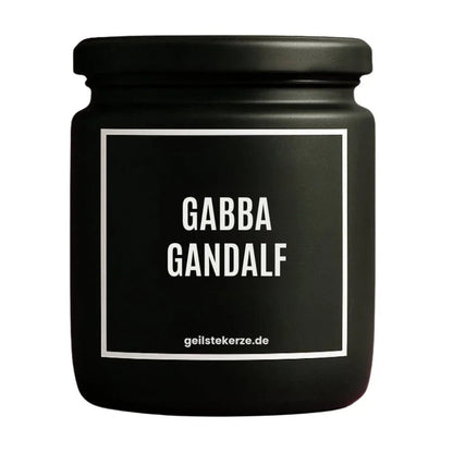 Duftkerze mit Spruch von geilstekerze ist der neue Geschenketrend. Diese witzige Kerze Vegane Bio-Kerze mit Spruch – GABBA GANDALF brennt mega lange sagenhafte 80 Stunde, hochwertige ätherische Öle schaffen beste Duftverteilung. Mit 1400 lustigen Sprüchen perfekt zum Verschenken. Handgemacht in Deutschland von geilstekerze.de -Die beste Duftkerze die du kaufen kannst.