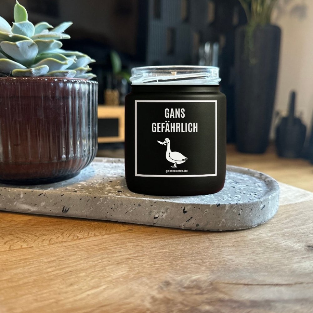 Duftkerze mit Spruch von geilstekerze ist der neue Geschenketrend. Diese witzige Kerze Vegane Bio-Kerze mit Spruch – GANS GEFÄHRLICH brennt mega lange sagenhafte 80 Stunde, hochwertige ätherische Öle schaffen beste Duftverteilung. Mit 1400 lustigen Sprüchen perfekt zum Verschenken. Handgemacht in Deutschland von geilstekerze.de -Die beste Duftkerze die du kaufen kannst.