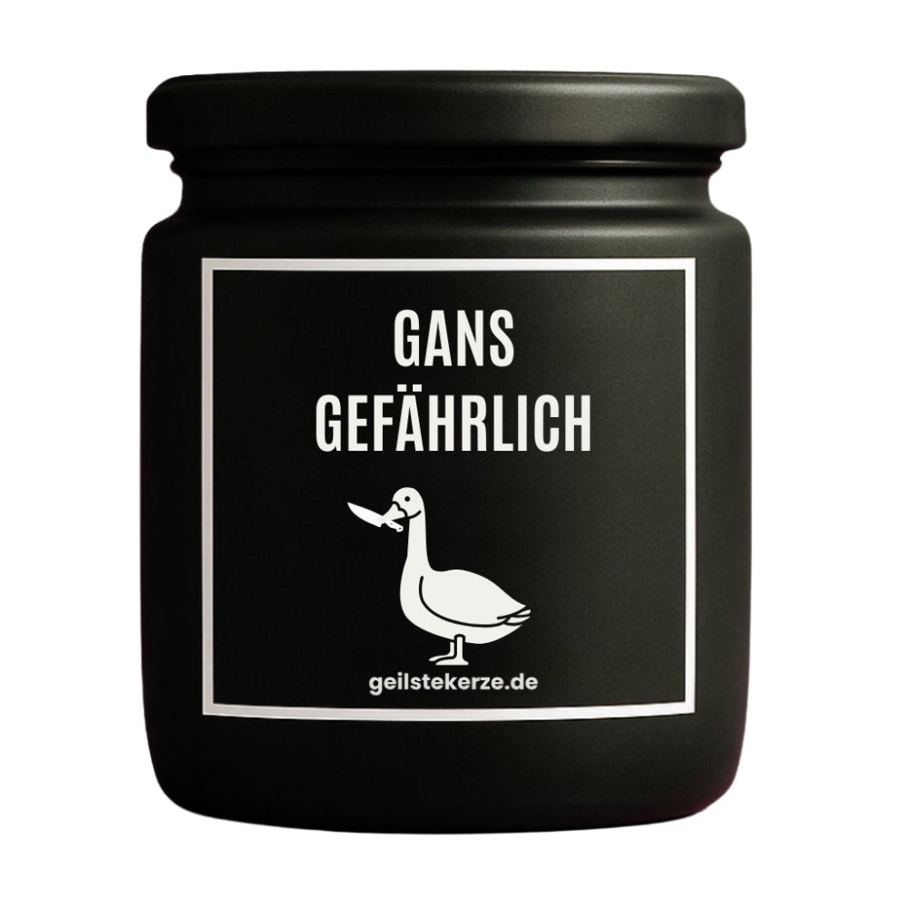 Duftkerze mit Spruch von geilstekerze ist der neue Geschenketrend. Diese witzige Kerze Vegane Bio-Kerze mit Spruch – GANS GEFÄHRLICH brennt mega lange sagenhafte 80 Stunde, hochwertige ätherische Öle schaffen beste Duftverteilung. Mit 1400 lustigen Sprüchen perfekt zum Verschenken. Handgemacht in Deutschland von geilstekerze.de -Die beste Duftkerze die du kaufen kannst.