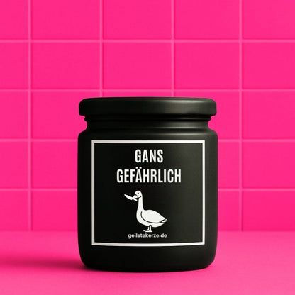 Duftkerze mit Spruch von geilstekerze ist der neue Geschenketrend. Diese witzige Kerze Vegane Bio-Kerze mit Spruch – GANS GEFÄHRLICH brennt mega lange sagenhafte 80 Stunde, hochwertige ätherische Öle schaffen beste Duftverteilung. Mit 1400 lustigen Sprüchen perfekt zum Verschenken. Handgemacht in Deutschland von geilstekerze.de -Die beste Duftkerze die du kaufen kannst.