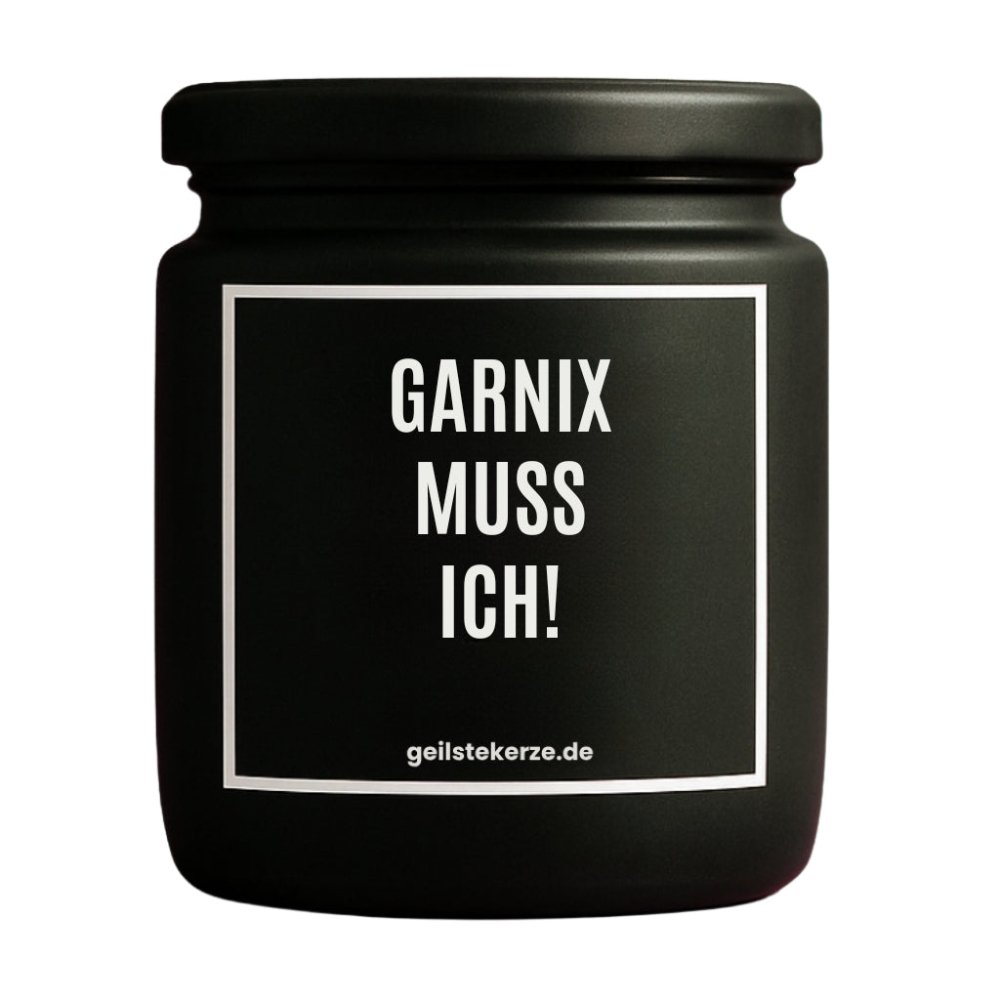 Duftkerze mit Spruch von geilstekerze ist der neue Geschenketrend. Diese witzige Kerze Vegane Bio-Kerze mit Spruch – GARNIX MUSS ICH! brennt mega lange sagenhafte 80 Stunde, hochwertige ätherische Öle schaffen beste Duftverteilung. Mit 1400 lustigen Sprüchen perfekt zum Verschenken. Handgemacht in Deutschland von geilstekerze.de -Die beste Duftkerze die du kaufen kannst.