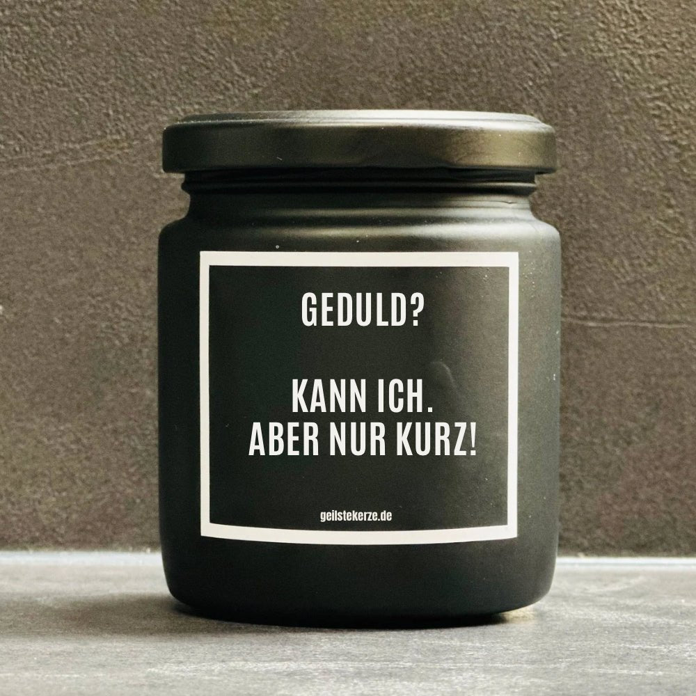 Duftkerze mit Spruch von geilstekerze ist der neue Geschenketrend. Diese witzige Kerze Vegane Bio-Kerze mit Spruch – GEDULD? KANN ICH ABER NUR KURZ brennt mega lange sagenhafte 80 Stunde, hochwertige ätherische Öle schaffen beste Duftverteilung. Mit 1400 lustigen Sprüchen perfekt zum Verschenken. Handgemacht in Deutschland von geilstekerze.de -Die beste Duftkerze die du kaufen kannst.