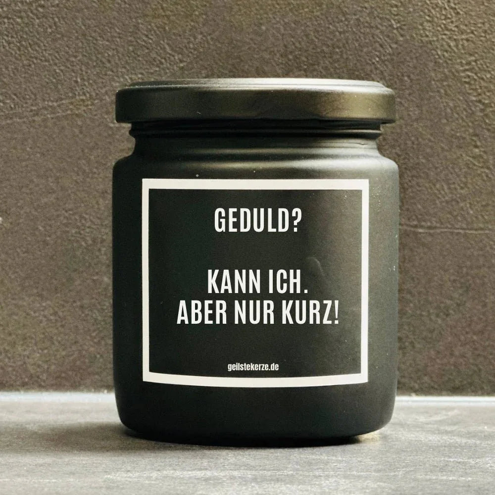 Duftkerze mit Spruch von geilstekerze ist der neue Geschenketrend. Diese witzige Kerze Vegane Bio-Kerze mit Spruch – GEDULD? KANN ICH ABER NUR KURZ brennt mega lange sagenhafte 80 Stunde, hochwertige ätherische Öle schaffen beste Duftverteilung. Mit 1400 lustigen Sprüchen perfekt zum Verschenken. Handgemacht in Deutschland von geilstekerze.de -Die beste Duftkerze die du kaufen kannst.