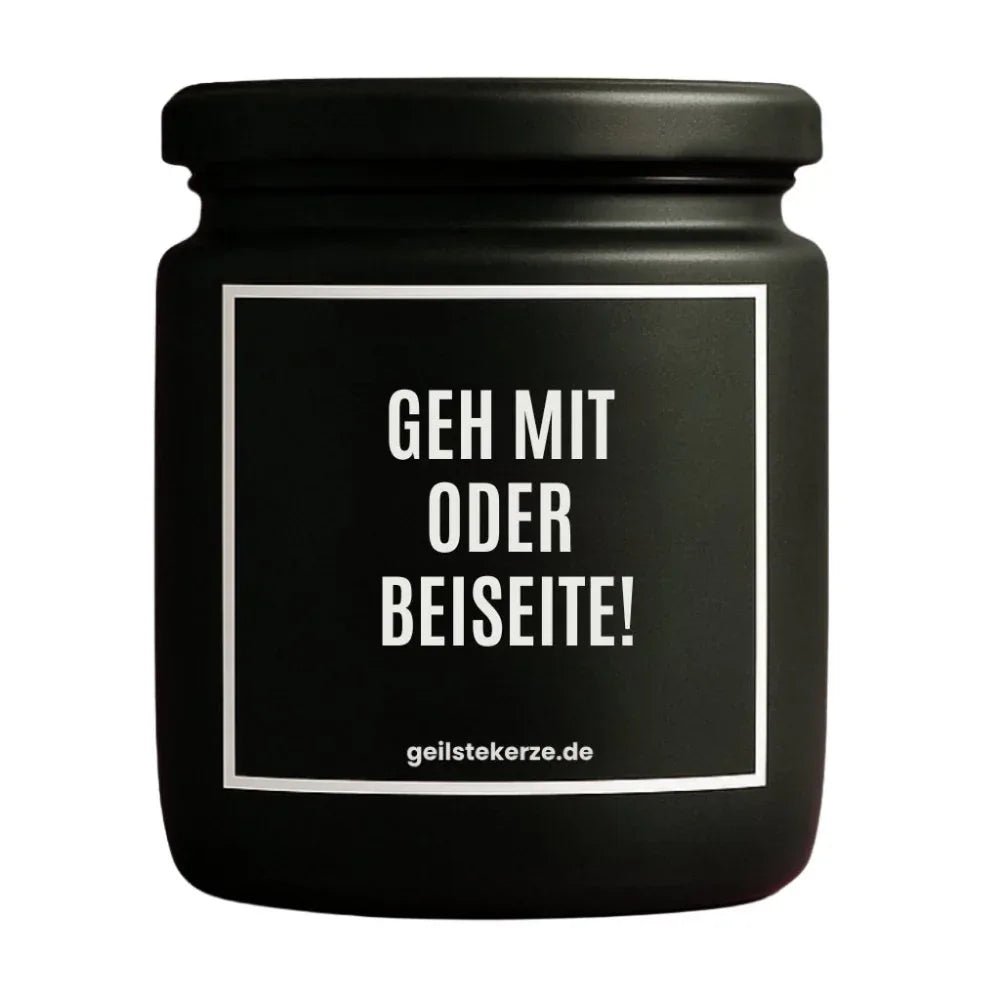 Duftkerze mit Spruch von geilstekerze ist der neue Geschenketrend. Diese witzige Kerze Vegane Bio-Kerze mit Spruch – GEH MIT ODER BEISEITE! brennt mega lange sagenhafte 80 Stunde, hochwertige ätherische Öle schaffen beste Duftverteilung. Mit 1400 lustigen Sprüchen perfekt zum Verschenken. Handgemacht in Deutschland von geilstekerze.de -Die beste Duftkerze die du kaufen kannst.