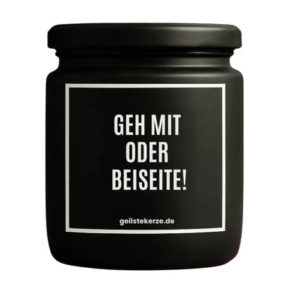 Duftkerze mit Spruch von geilstekerze ist der neue Geschenketrend. Diese witzige Kerze Vegane Bio-Kerze mit Spruch – GEH MIT ODER BEISEITE! brennt mega lange sagenhafte 80 Stunde, hochwertige ätherische Öle schaffen beste Duftverteilung. Mit 1400 lustigen Sprüchen perfekt zum Verschenken. Handgemacht in Deutschland von geilstekerze.de -Die beste Duftkerze die du kaufen kannst.