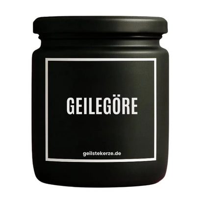 Duftkerze mit Spruch von geilstekerze ist der neue Geschenketrend. Diese witzige Kerze Vegane Bio-Kerze mit Spruch – GEILEGÖRE brennt mega lange sagenhafte 80 Stunde, hochwertige ätherische Öle schaffen beste Duftverteilung. Mit 1400 lustigen Sprüchen perfekt zum Verschenken. Handgemacht in Deutschland von geilstekerze.de -Die beste Duftkerze die du kaufen kannst.