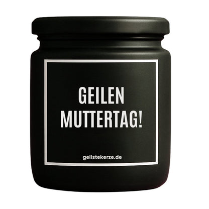 Duftkerze mit Spruch von geilstekerze ist der neue Geschenketrend. Diese witzige Kerze Vegane Bio-Kerze mit Spruch – GEILEN MUTTERTAG brennt mega lange sagenhafte 80 Stunde, hochwertige ätherische Öle schaffen beste Duftverteilung. Mit 1400 lustigen Sprüchen perfekt zum Verschenken. Handgemacht in Deutschland von geilstekerze.de -Die beste Duftkerze die du kaufen kannst.