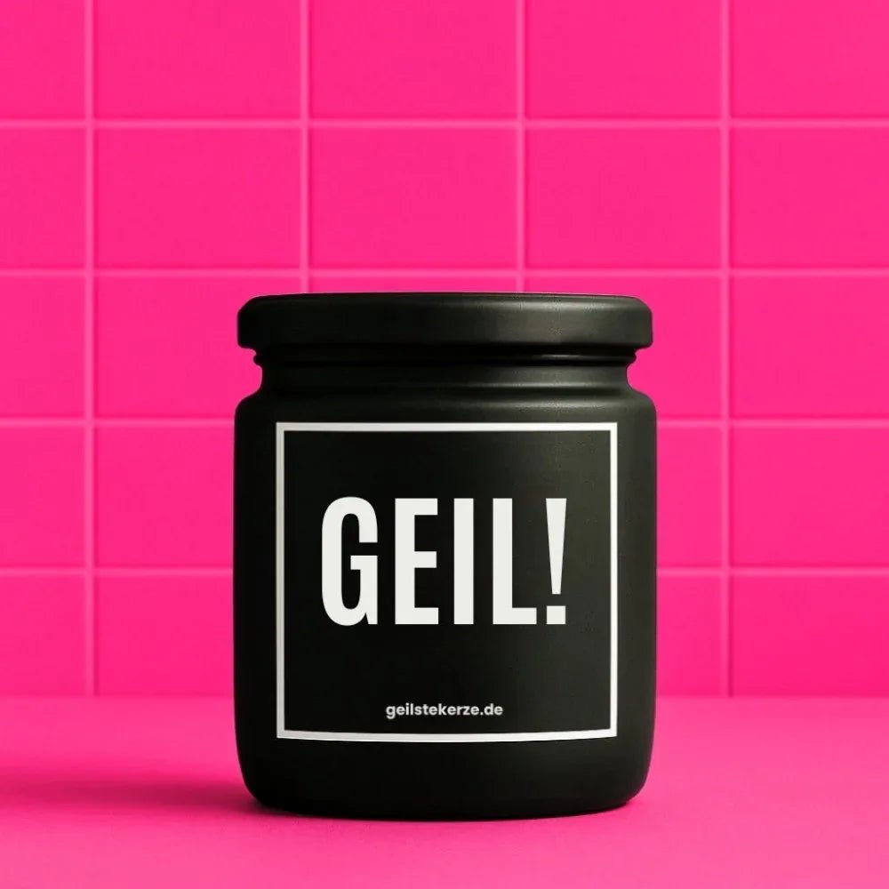 Duftkerze mit Spruch von geilstekerze ist der neue Geschenketrend. Diese witzige Kerze Vegane Bio-Kerze mit Spruch – GEIL! brennt mega lange sagenhafte 80 Stunde, hochwertige ätherische Öle schaffen beste Duftverteilung. Mit 1400 lustigen Sprüchen perfekt zum Verschenken. Handgemacht in Deutschland von geilstekerze.de -Die beste Duftkerze die du kaufen kannst.
