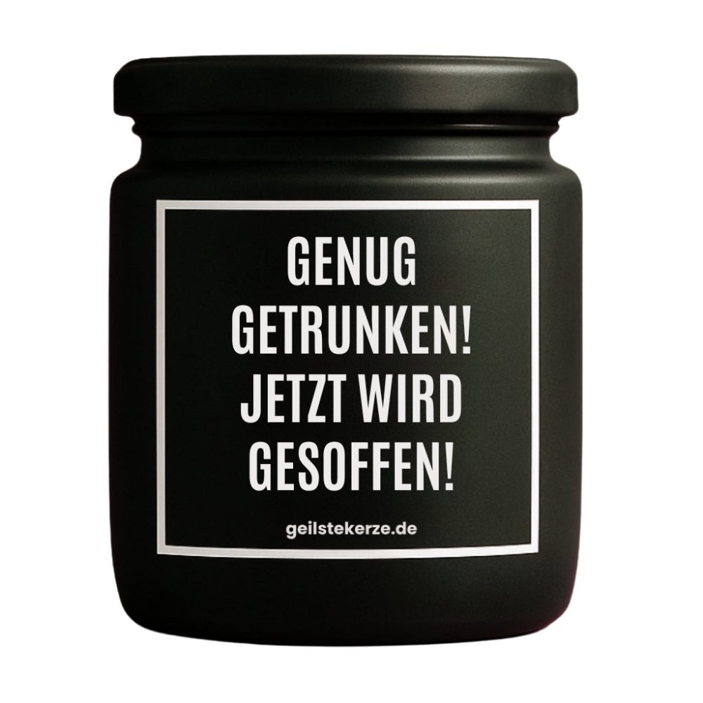 Duftkerze mit Spruch von geilstekerze ist der neue Geschenketrend. Diese witzige Kerze Vegane Bio-Kerze mit Spruch – GENUG GETRUNKEN! JETZT WIRD GESOFFEN! brennt mega lange sagenhafte 80 Stunde, hochwertige ätherische Öle schaffen beste Duftverteilung. Mit 1400 lustigen Sprüchen perfekt zum Verschenken. Handgemacht in Deutschland von geilstekerze.de -Die beste Duftkerze die du kaufen kannst.