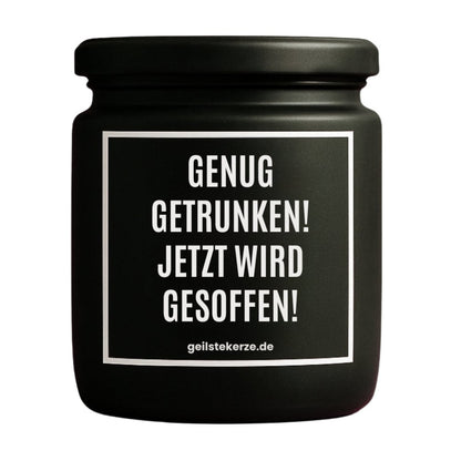 Duftkerze mit Spruch von geilstekerze ist der neue Geschenketrend. Diese witzige Kerze Vegane Bio-Kerze mit Spruch – GENUG GETRUNKEN! JETZT WIRD GESOFFEN! brennt mega lange sagenhafte 80 Stunde, hochwertige ätherische Öle schaffen beste Duftverteilung. Mit 1400 lustigen Sprüchen perfekt zum Verschenken. Handgemacht in Deutschland von geilstekerze.de -Die beste Duftkerze die du kaufen kannst.