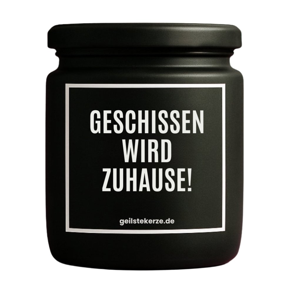 Duftkerze mit Spruch von geilstekerze ist der neue Geschenketrend. Diese witzige Kerze Vegane Bio-Kerze mit Spruch – GESCHISSEN WIRD ZUHAUSE brennt mega lange sagenhafte 80 Stunde, hochwertige ätherische Öle schaffen beste Duftverteilung. Mit 1400 lustigen Sprüchen perfekt zum Verschenken. Handgemacht in Deutschland von geilstekerze.de -Die beste Duftkerze die du kaufen kannst.