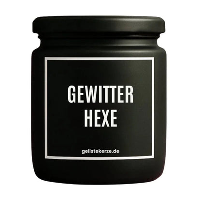 Duftkerze mit Spruch von geilstekerze ist der neue Geschenketrend. Diese witzige Kerze Vegane Bio-Kerze mit Spruch – GEWITTERHEXE brennt mega lange sagenhafte 80 Stunde, hochwertige ätherische Öle schaffen beste Duftverteilung. Mit 1400 lustigen Sprüchen perfekt zum Verschenken. Handgemacht in Deutschland von geilstekerze.de -Die beste Duftkerze die du kaufen kannst.