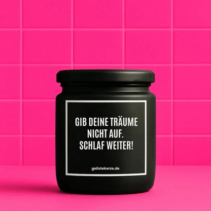 Duftkerze mit Spruch von geilstekerze ist der neue Geschenketrend. Diese witzige Kerze Vegane Bio-Kerze mit Spruch – GIB DEINE TRÄUME NICHT AUF. SCHLAF WEITER! brennt mega lange sagenhafte 80 Stunde, hochwertige ätherische Öle schaffen beste Duftverteilung. Mit 1400 lustigen Sprüchen perfekt zum Verschenken. Handgemacht in Deutschland von geilstekerze.de -Die beste Duftkerze die du kaufen kannst.