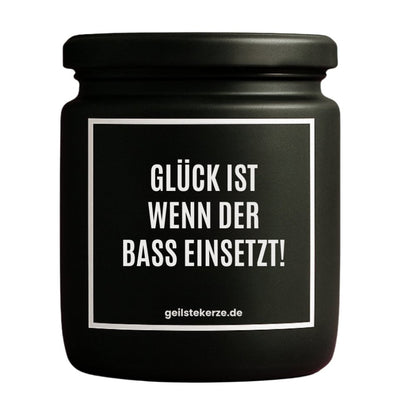 Duftkerze mit Spruch von geilstekerze ist der neue Geschenketrend. Diese witzige Kerze Vegane Bio-Kerze mit Spruch – GLÜCK IST WENN DER BASS EINSETZT! brennt mega lange sagenhafte 80 Stunde, hochwertige ätherische Öle schaffen beste Duftverteilung. Mit 1400 lustigen Sprüchen perfekt zum Verschenken. Handgemacht in Deutschland von geilstekerze.de -Die beste Duftkerze die du kaufen kannst.