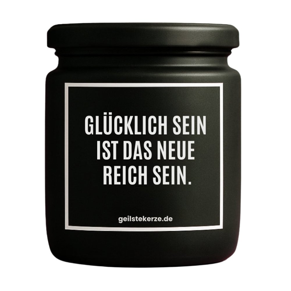 Duftkerze mit Spruch von geilstekerze ist der neue Geschenketrend. Diese witzige Kerze Vegane Bio-Kerze mit Spruch – GLÜCKLICH SEIN IST DAS NEUE REICH SEIN. brennt mega lange sagenhafte 80 Stunde, hochwertige ätherische Öle schaffen beste Duftverteilung. Mit 1400 lustigen Sprüchen perfekt zum Verschenken. Handgemacht in Deutschland von geilstekerze.de -Die beste Duftkerze die du kaufen kannst.
