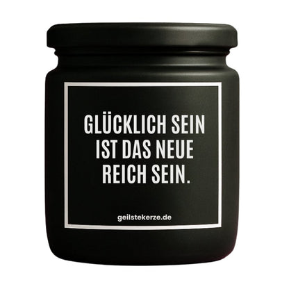 Duftkerze mit Spruch von geilstekerze ist der neue Geschenketrend. Diese witzige Kerze Vegane Bio-Kerze mit Spruch – GLÜCKLICH SEIN IST DAS NEUE REICH SEIN. brennt mega lange sagenhafte 80 Stunde, hochwertige ätherische Öle schaffen beste Duftverteilung. Mit 1400 lustigen Sprüchen perfekt zum Verschenken. Handgemacht in Deutschland von geilstekerze.de -Die beste Duftkerze die du kaufen kannst.
