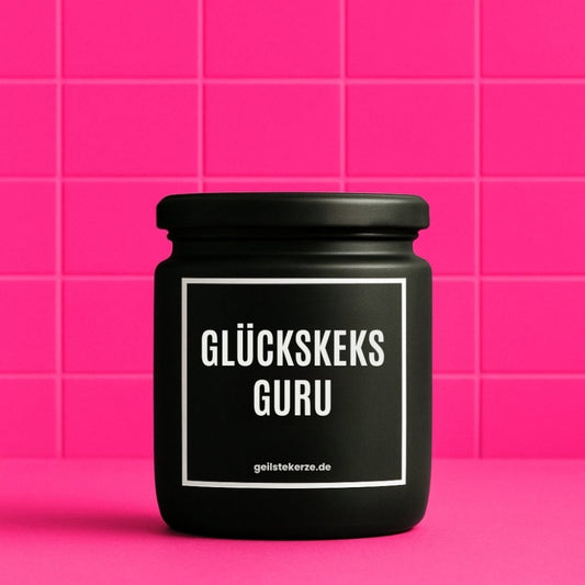 Duftkerze mit Spruch von geilstekerze ist der neue Geschenketrend. Diese witzige Kerze Vegane Bio-Kerze mit Spruch – GLÜCKSKEKSGURU brennt mega lange sagenhafte 80 Stunde, hochwertige ätherische Öle schaffen beste Duftverteilung. Mit 1400 lustigen Sprüchen perfekt zum Verschenken. Handgemacht in Deutschland von geilstekerze.de -Die beste Duftkerze die du kaufen kannst.