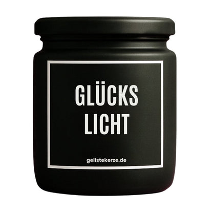 Duftkerze mit Spruch von geilstekerze ist der neue Geschenketrend. Diese witzige Kerze Vegane Bio-Kerze mit Spruch – GLÜCKSLICHT brennt mega lange sagenhafte 80 Stunde, hochwertige ätherische Öle schaffen beste Duftverteilung. Mit 1400 lustigen Sprüchen perfekt zum Verschenken. Handgemacht in Deutschland von geilstekerze.de -Die beste Duftkerze die du kaufen kannst.