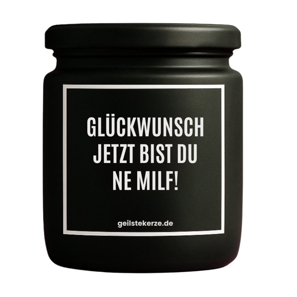 Duftkerze mit Spruch von geilstekerze ist der neue Geschenketrend. Diese witzige Kerze Vegane Bio-Kerze mit Spruch – GLÜCKWUNSCH JETZT BIST DU NE MILF brennt mega lange sagenhafte 80 Stunde, hochwertige ätherische Öle schaffen beste Duftverteilung. Mit 1400 lustigen Sprüchen perfekt zum Verschenken. Handgemacht in Deutschland von geilstekerze.de -Die beste Duftkerze die du kaufen kannst.