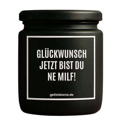 Duftkerze mit Spruch von geilstekerze ist der neue Geschenketrend. Diese witzige Kerze Vegane Bio-Kerze mit Spruch – GLÜCKWUNSCH JETZT BIST DU NE MILF brennt mega lange sagenhafte 80 Stunde, hochwertige ätherische Öle schaffen beste Duftverteilung. Mit 1400 lustigen Sprüchen perfekt zum Verschenken. Handgemacht in Deutschland von geilstekerze.de -Die beste Duftkerze die du kaufen kannst.