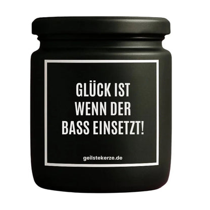 Duftkerze mit Spruch von geilstekerze ist der neue Geschenketrend. Diese witzige Kerze Vegane Bio-Kerze mit Spruch – GLÜCK IST WENN DER BASS EINSETZT! brennt mega lange sagenhafte 80 Stunde, hochwertige ätherische Öle schaffen beste Duftverteilung. Mit 1400 lustigen Sprüchen perfekt zum Verschenken. Handgemacht in Deutschland von geilstekerze.de -Die beste Duftkerze die du kaufen kannst.