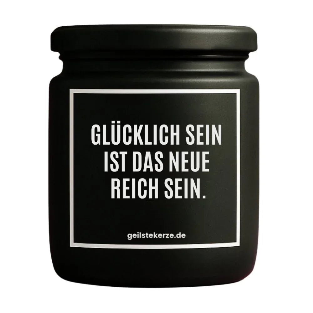 Duftkerze mit Spruch von geilstekerze ist der neue Geschenketrend. Diese witzige Kerze Vegane Bio-Kerze mit Spruch – GLÜCKLICH SEIN IST DAS NEUE REICH SEIN. brennt mega lange sagenhafte 80 Stunde, hochwertige ätherische Öle schaffen beste Duftverteilung. Mit 1400 lustigen Sprüchen perfekt zum Verschenken. Handgemacht in Deutschland von geilstekerze.de -Die beste Duftkerze die du kaufen kannst.