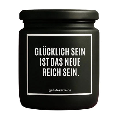 Duftkerze mit Spruch von geilstekerze ist der neue Geschenketrend. Diese witzige Kerze Vegane Bio-Kerze mit Spruch – GLÜCKLICH SEIN IST DAS NEUE REICH SEIN. brennt mega lange sagenhafte 80 Stunde, hochwertige ätherische Öle schaffen beste Duftverteilung. Mit 1400 lustigen Sprüchen perfekt zum Verschenken. Handgemacht in Deutschland von geilstekerze.de -Die beste Duftkerze die du kaufen kannst.