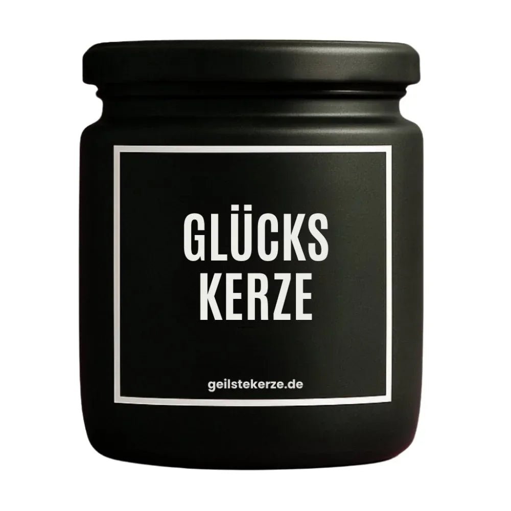 Duftkerze mit Spruch von geilstekerze ist der neue Geschenketrend. Diese witzige Kerze Vegane Bio-Kerze mit Spruch – GLÜCKSKERZE brennt mega lange sagenhafte 80 Stunde, hochwertige ätherische Öle schaffen beste Duftverteilung. Mit 1400 lustigen Sprüchen perfekt zum Verschenken. Handgemacht in Deutschland von geilstekerze.de -Die beste Duftkerze die du kaufen kannst.