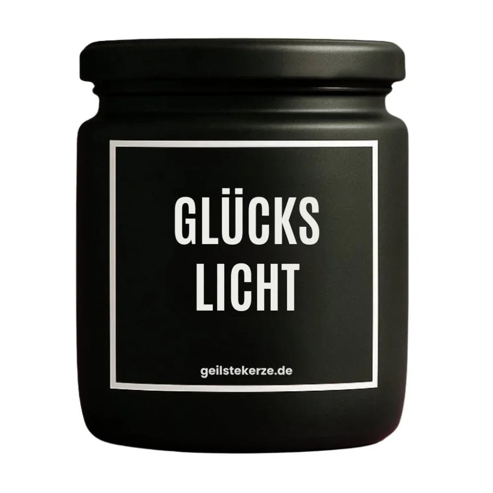 Duftkerze mit Spruch von geilstekerze ist der neue Geschenketrend. Diese witzige Kerze Vegane Bio-Kerze mit Spruch – GLÜCKSLICHT brennt mega lange sagenhafte 80 Stunde, hochwertige ätherische Öle schaffen beste Duftverteilung. Mit 1400 lustigen Sprüchen perfekt zum Verschenken. Handgemacht in Deutschland von geilstekerze.de -Die beste Duftkerze die du kaufen kannst.