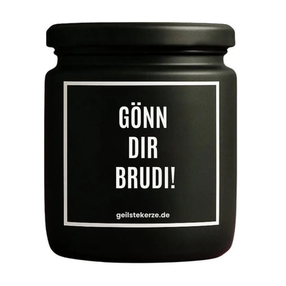 Duftkerze mit Spruch von geilstekerze ist der neue Geschenketrend. Diese witzige Kerze Vegane Bio-Kerze mit Spruch – GÖNN DIR BRUDI! brennt mega lange sagenhafte 80 Stunde, hochwertige ätherische Öle schaffen beste Duftverteilung. Mit 1400 lustigen Sprüchen perfekt zum Verschenken. Handgemacht in Deutschland von geilstekerze.de -Die beste Duftkerze die du kaufen kannst.