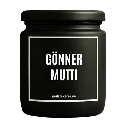 Duftkerze mit Spruch von geilstekerze ist der neue Geschenketrend. Diese witzige Kerze Vegane Bio-Kerze mit Spruch – GÖNNER MUTTI brennt mega lange sagenhafte 80 Stunde, hochwertige ätherische Öle schaffen beste Duftverteilung. Mit 1400 lustigen Sprüchen perfekt zum Verschenken. Handgemacht in Deutschland von geilstekerze.de -Die beste Duftkerze die du kaufen kannst.
