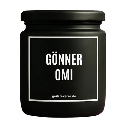 Duftkerze mit Spruch von geilstekerze ist der neue Geschenketrend. Diese witzige Kerze Vegane Bio-Kerze mit Spruch – GÖNNER OMI brennt mega lange sagenhafte 80 Stunde, hochwertige ätherische Öle schaffen beste Duftverteilung. Mit 1400 lustigen Sprüchen perfekt zum Verschenken. Handgemacht in Deutschland von geilstekerze.de -Die beste Duftkerze die du kaufen kannst.