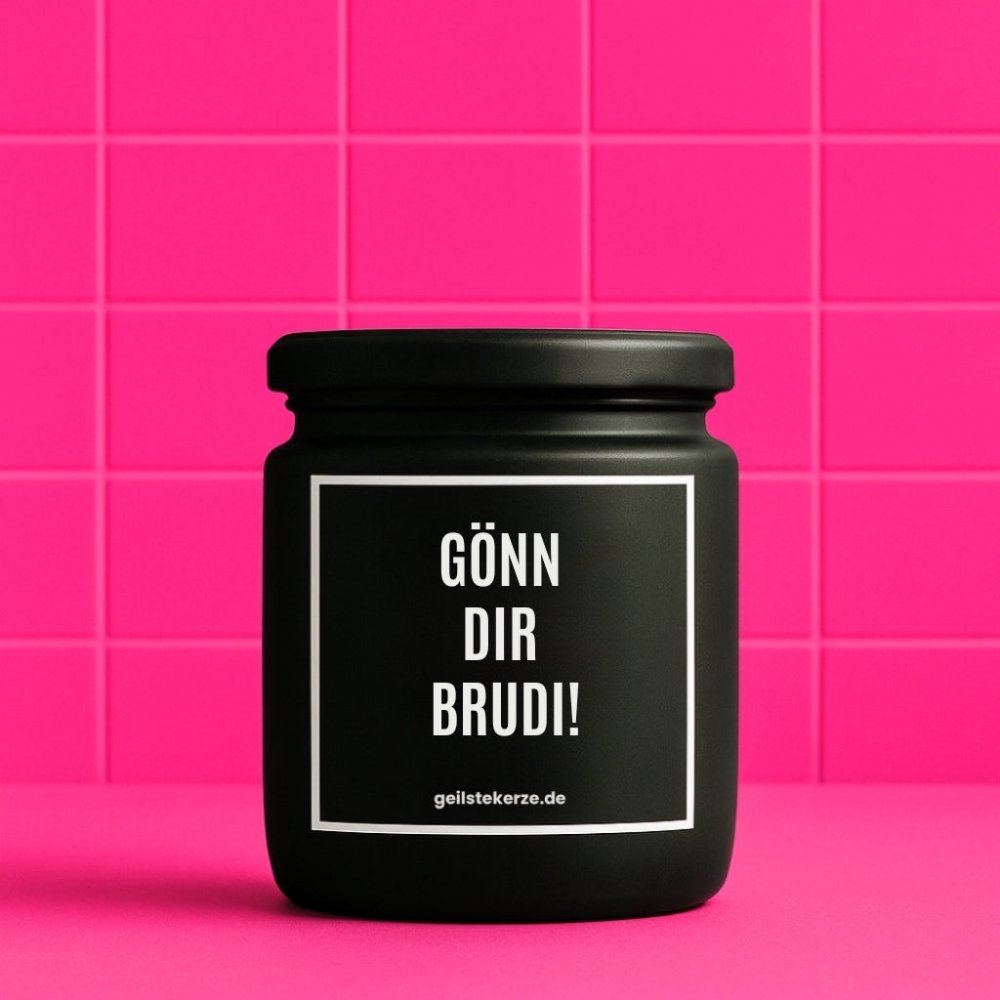 Duftkerze mit Spruch von geilstekerze ist der neue Geschenketrend. Diese witzige Kerze Vegane Bio-Kerze mit Spruch – GÖNN DIR BRUDI! brennt mega lange sagenhafte 80 Stunde, hochwertige ätherische Öle schaffen beste Duftverteilung. Mit 1400 lustigen Sprüchen perfekt zum Verschenken. Handgemacht in Deutschland von geilstekerze.de -Die beste Duftkerze die du kaufen kannst.