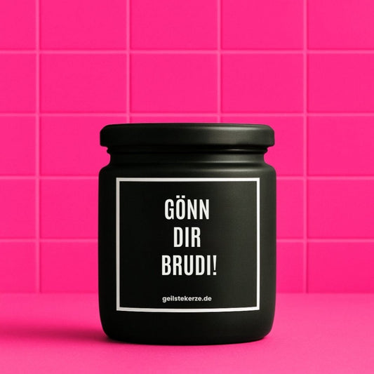 Duftkerze mit Spruch von geilstekerze ist der neue Geschenketrend. Diese witzige Kerze Vegane Bio-Kerze mit Spruch – GÖNN DIR BRUDI! brennt mega lange sagenhafte 80 Stunde, hochwertige ätherische Öle schaffen beste Duftverteilung. Mit 1400 lustigen Sprüchen perfekt zum Verschenken. Handgemacht in Deutschland von geilstekerze.de -Die beste Duftkerze die du kaufen kannst.