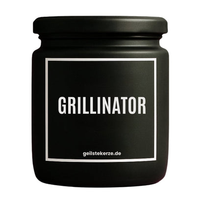 Duftkerze mit Spruch von geilstekerze ist der neue Geschenketrend. Diese witzige Kerze Vegane Bio-Kerze mit Spruch – GRILLINATOR brennt mega lange sagenhafte 80 Stunde, hochwertige ätherische Öle schaffen beste Duftverteilung. Mit 1400 lustigen Sprüchen perfekt zum Verschenken. Handgemacht in Deutschland von geilstekerze.de -Die beste Duftkerze die du kaufen kannst.