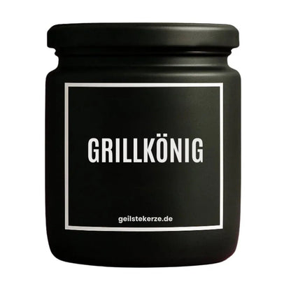 Duftkerze mit Spruch von geilstekerze ist der neue Geschenketrend. Diese witzige Kerze Vegane Bio-Kerze mit Spruch – GRILLKÖNIG brennt mega lange sagenhafte 80 Stunde, hochwertige ätherische Öle schaffen beste Duftverteilung. Mit 1400 lustigen Sprüchen perfekt zum Verschenken. Handgemacht in Deutschland von geilstekerze.de -Die beste Duftkerze die du kaufen kannst.