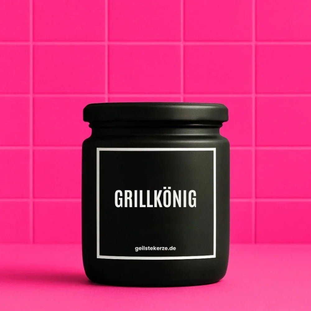 Duftkerze mit Spruch von geilstekerze ist der neue Geschenketrend. Diese witzige Kerze Vegane Bio-Kerze mit Spruch – GRILLKÖNIG brennt mega lange sagenhafte 80 Stunde, hochwertige ätherische Öle schaffen beste Duftverteilung. Mit 1400 lustigen Sprüchen perfekt zum Verschenken. Handgemacht in Deutschland von geilstekerze.de -Die beste Duftkerze die du kaufen kannst.