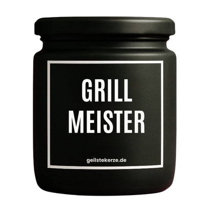 Duftkerze mit Spruch von geilstekerze ist der neue Geschenketrend. Diese witzige Kerze Vegane Bio-Kerze mit Spruch – GRILLMEISTER brennt mega lange sagenhafte 80 Stunde, hochwertige ätherische Öle schaffen beste Duftverteilung. Mit 1400 lustigen Sprüchen perfekt zum Verschenken. Handgemacht in Deutschland von geilstekerze.de -Die beste Duftkerze die du kaufen kannst.
