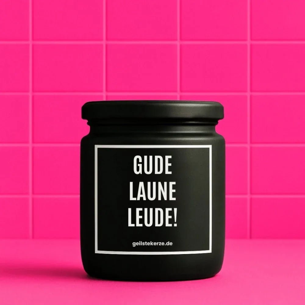 Duftkerze mit Spruch von geilstekerze ist der neue Geschenketrend. Diese witzige Kerze Vegane Bio-Kerze mit Spruch – GUDE LAUNE LEUDE! brennt mega lange sagenhafte 80 Stunde, hochwertige ätherische Öle schaffen beste Duftverteilung. Mit 1400 lustigen Sprüchen perfekt zum Verschenken. Handgemacht in Deutschland von geilstekerze.de -Die beste Duftkerze die du kaufen kannst.
