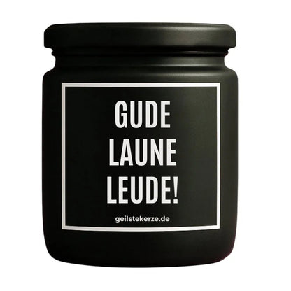 Duftkerze mit Spruch von geilstekerze ist der neue Geschenketrend. Diese witzige Kerze Vegane Bio-Kerze mit Spruch – GUDE LAUNE LEUDE! brennt mega lange sagenhafte 80 Stunde, hochwertige ätherische Öle schaffen beste Duftverteilung. Mit 1400 lustigen Sprüchen perfekt zum Verschenken. Handgemacht in Deutschland von geilstekerze.de -Die beste Duftkerze die du kaufen kannst.