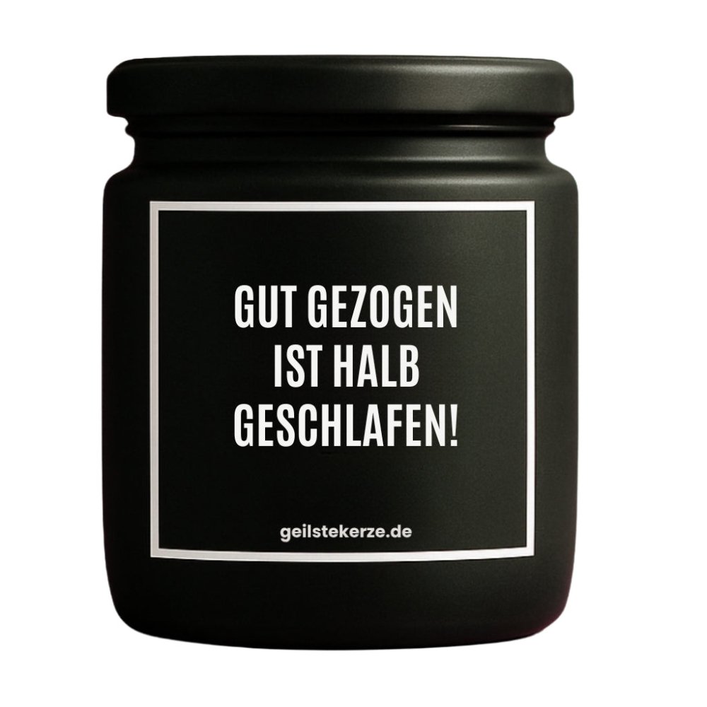 Duftkerze mit Spruch von geilstekerze ist der neue Geschenketrend. Diese witzige Kerze Vegane Bio-Kerze mit Spruch – GUT GEZOGEN IST HALB GESCHLAFEN! brennt mega lange sagenhafte 80 Stunde, hochwertige ätherische Öle schaffen beste Duftverteilung. Mit 1400 lustigen Sprüchen perfekt zum Verschenken. Handgemacht in Deutschland von geilstekerze.de -Die beste Duftkerze die du kaufen kannst.