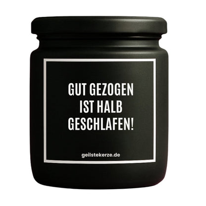 Duftkerze mit Spruch von geilstekerze ist der neue Geschenketrend. Diese witzige Kerze Vegane Bio-Kerze mit Spruch – GUT GEZOGEN IST HALB GESCHLAFEN! brennt mega lange sagenhafte 80 Stunde, hochwertige ätherische Öle schaffen beste Duftverteilung. Mit 1400 lustigen Sprüchen perfekt zum Verschenken. Handgemacht in Deutschland von geilstekerze.de -Die beste Duftkerze die du kaufen kannst.