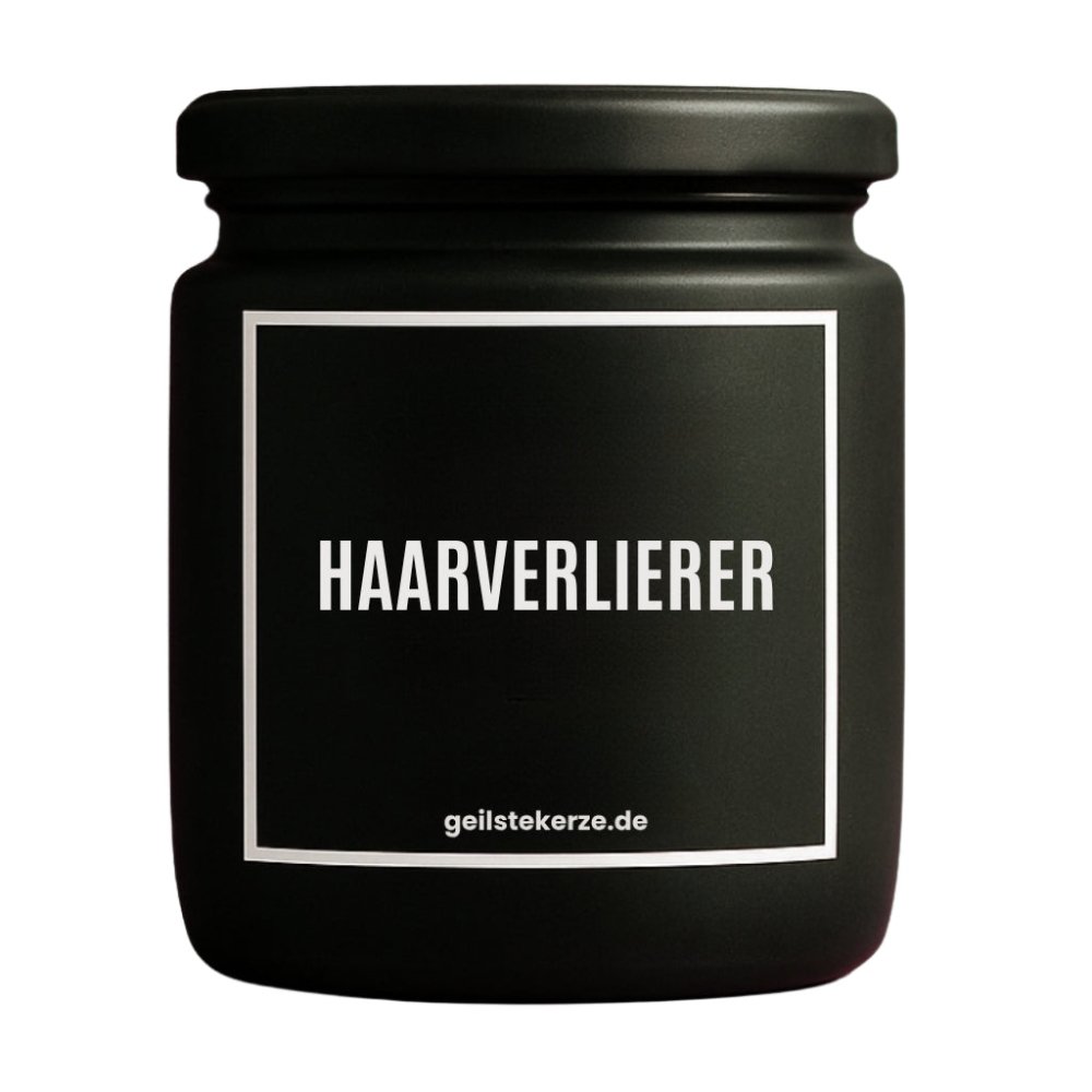 Duftkerze mit Spruch von geilstekerze ist der neue Geschenketrend. Diese witzige Kerze Vegane Bio-Kerze mit Spruch – HAARVERLIERER brennt mega lange sagenhafte 80 Stunde, hochwertige ätherische Öle schaffen beste Duftverteilung. Mit 1400 lustigen Sprüchen perfekt zum Verschenken. Handgemacht in Deutschland von geilstekerze.de -Die beste Duftkerze die du kaufen kannst.