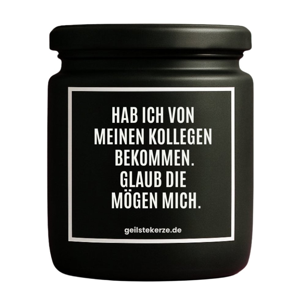 Duftkerze mit Spruch von geilstekerze ist der neue Geschenketrend. Diese witzige Kerze Vegane Bio-Kerze mit Spruch – HAB ICH VON MEINEN KOLLEGEN BEKOMMEN. GLAUB DIE MÖGEN MICH. brennt mega lange sagenhafte 80 Stunde, hochwertige ätherische Öle schaffen beste Duftverteilung. Mit 1400 lustigen Sprüchen perfekt zum Verschenken. Handgemacht in Deutschland von geilstekerze.de -Die beste Duftkerze die du kaufen kannst.