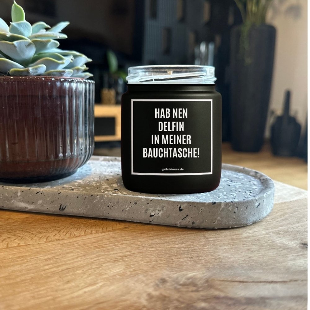 Duftkerze mit Spruch von geilstekerze ist der neue Geschenketrend. Diese witzige Kerze Vegane Bio-Kerze mit Spruch – HAB NEN DELFIN IN MEINER BAUCHTASCHE! brennt mega lange sagenhafte 80 Stunde, hochwertige ätherische Öle schaffen beste Duftverteilung. Mit 1400 lustigen Sprüchen perfekt zum Verschenken. Handgemacht in Deutschland von geilstekerze.de -Die beste Duftkerze die du kaufen kannst.
