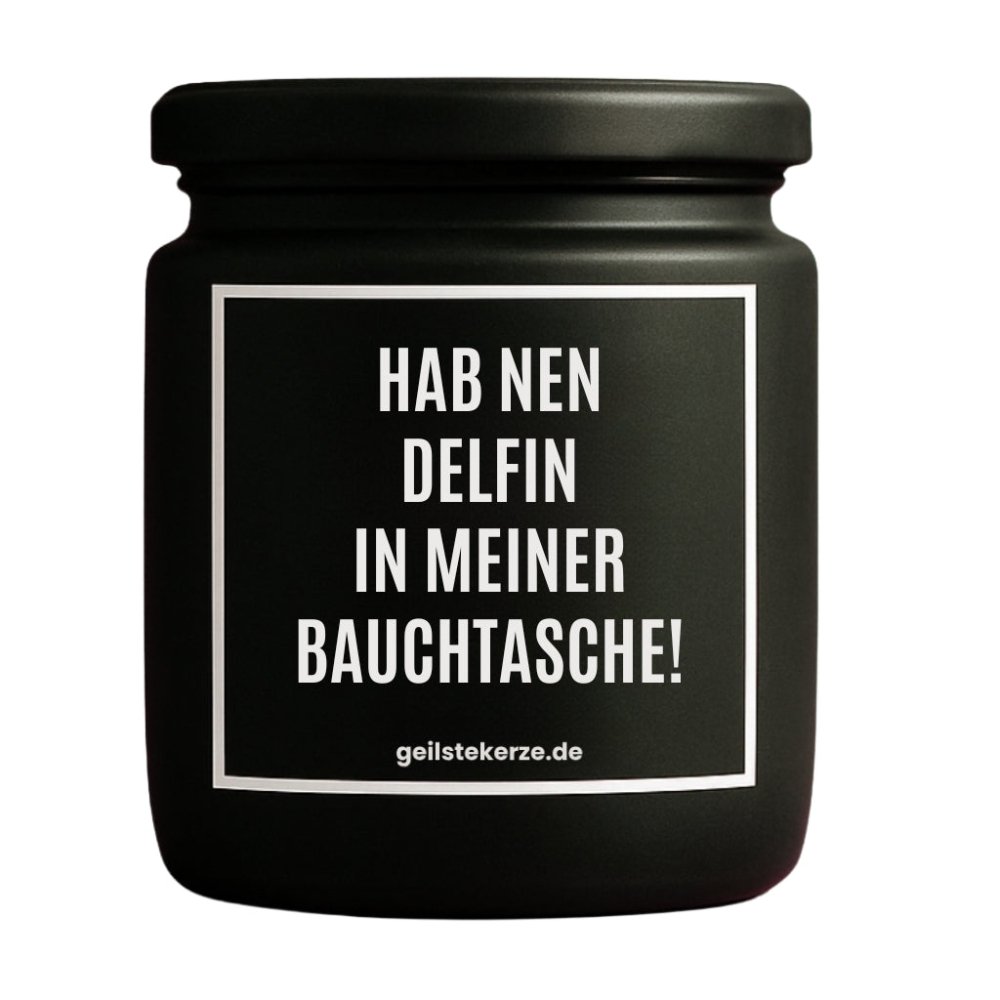 Duftkerze mit Spruch von geilstekerze ist der neue Geschenketrend. Diese witzige Kerze Vegane Bio-Kerze mit Spruch – HAB NEN DELFIN IN MEINER BAUCHTASCHE! brennt mega lange sagenhafte 80 Stunde, hochwertige ätherische Öle schaffen beste Duftverteilung. Mit 1400 lustigen Sprüchen perfekt zum Verschenken. Handgemacht in Deutschland von geilstekerze.de -Die beste Duftkerze die du kaufen kannst.